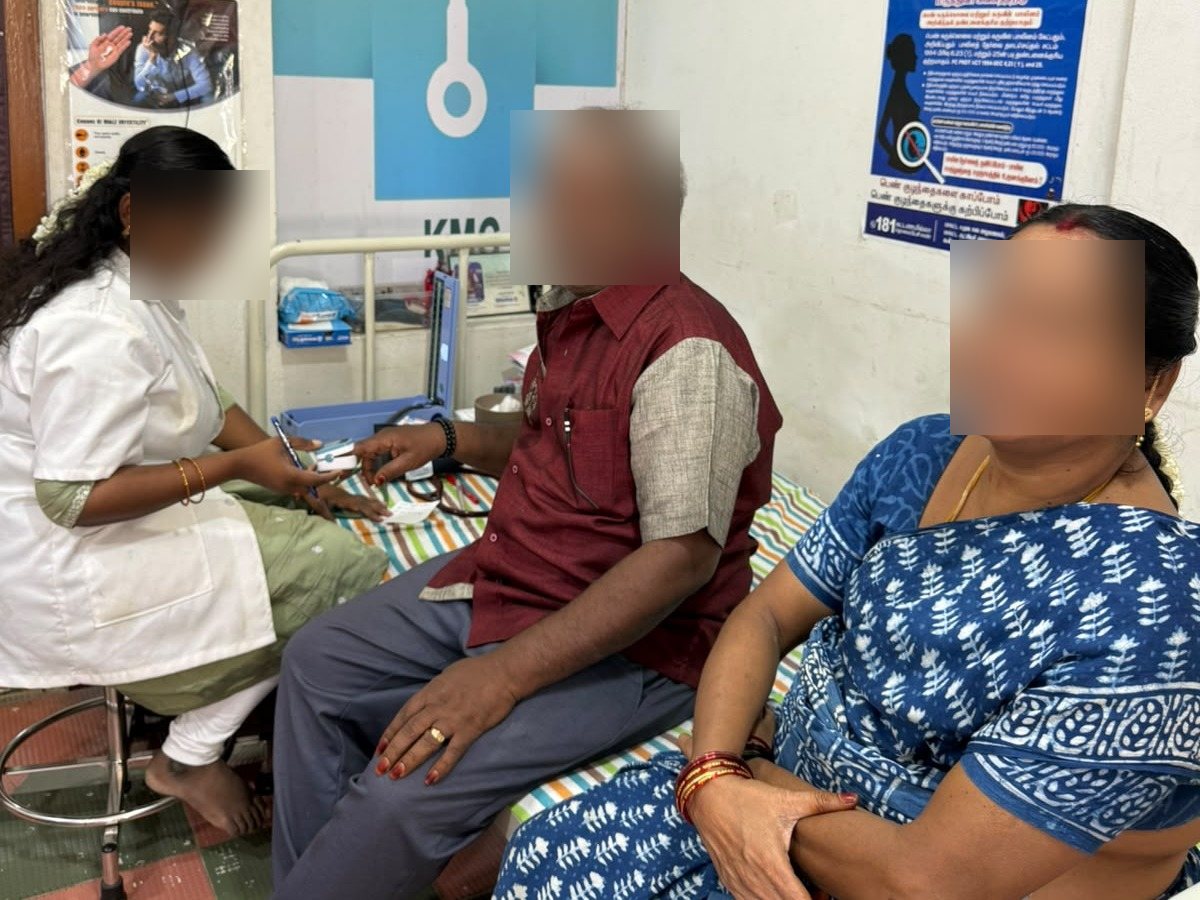 கல்லை மெடிக்கல் சென்டர் முகாமில் பங்கேற்பாளர் விவரங்களைப் பதிவு செய்யும் செவிலியர்