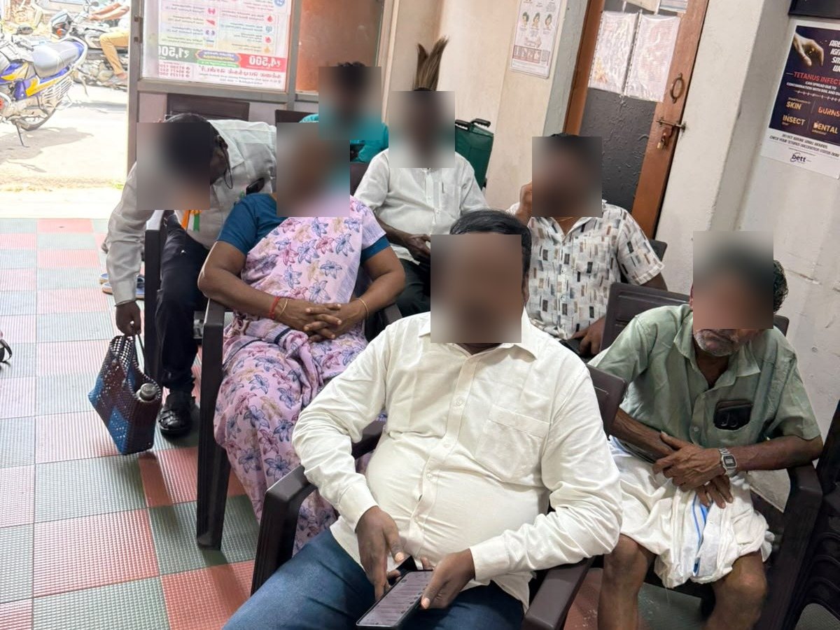 கல்லீரல் பரிசோதனை முகாமில் தங்கள் முறைக்காக காத்திருக்கும் பங்கேற்பாளர்கள்