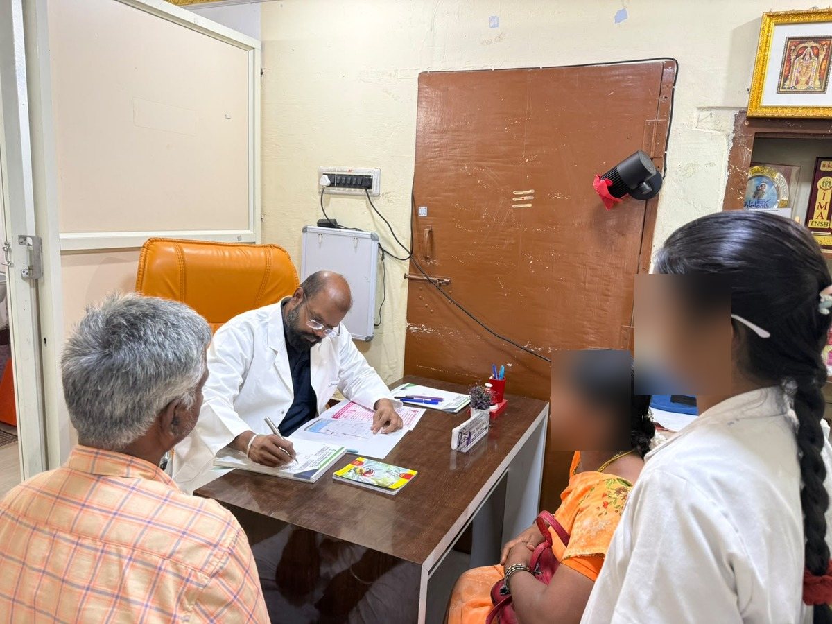 முகாமில் பரிசோதனை முடிவுகளை விளக்கி ஆலோசனை வழங்கும் மரு. சு. பொன்னரசு