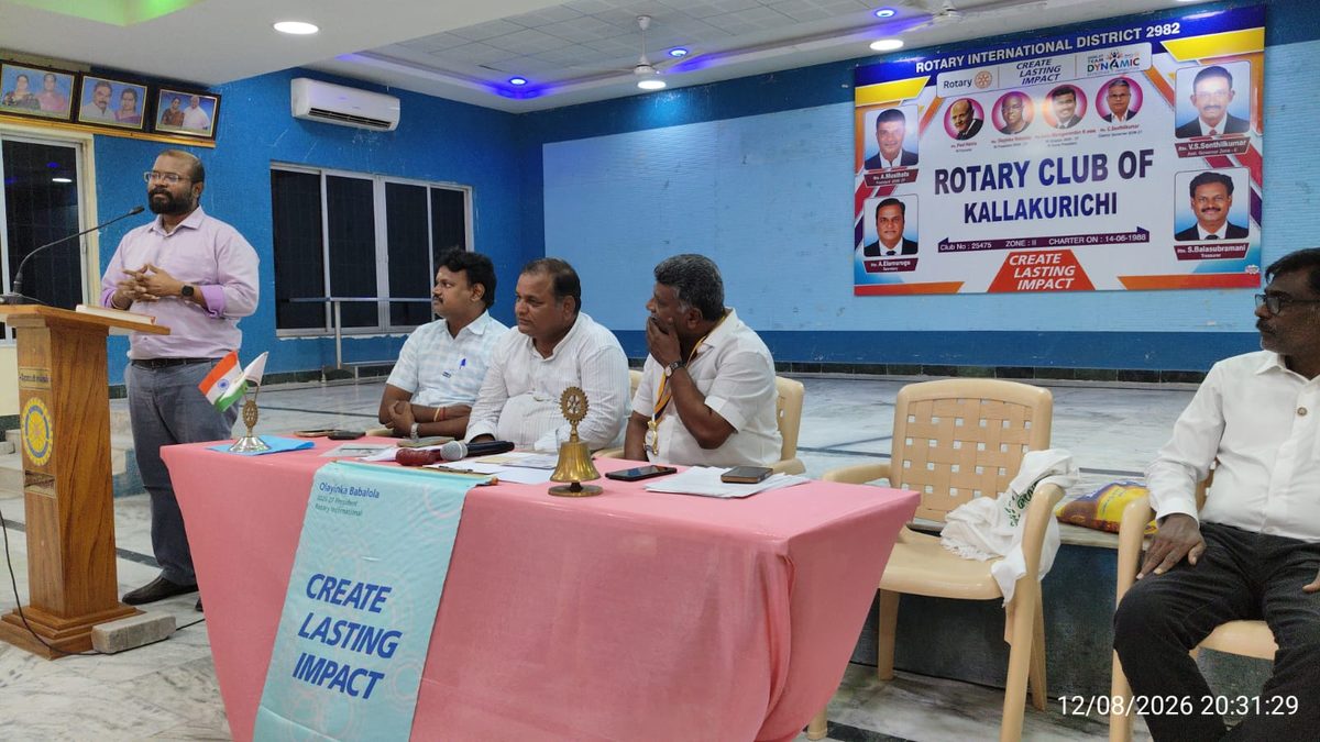 Dr. S. Ponnarasu delivering the diabetes management awareness talk at the podium